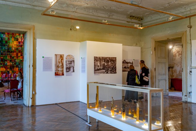 A história do solar, incluindo fotografias dos extraordinários equipamentos que foram vendidos e já não se encontram no solar, está exposta em painéis de parede. O espaço também contém desenhos, pinturas e instalações de artistas contemporâneos, alguns dos quais criados especialmente para esta exposição. FOTO: Nik Jarh