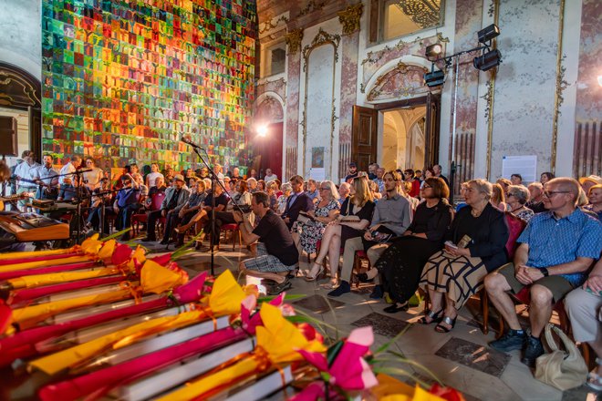 V glavni dvorani dvorca na levi vidimo mozaik, avtoportret Veljka Tomana, sestavljen iz 800 sličic, v tehniki olje na lesonitu. Toman je z Novim Celjem posebej povezan, saj je tu delala njegova mati že v času druge svetovne vojne kot bolniška sestra. FOTO: Nik Jarh