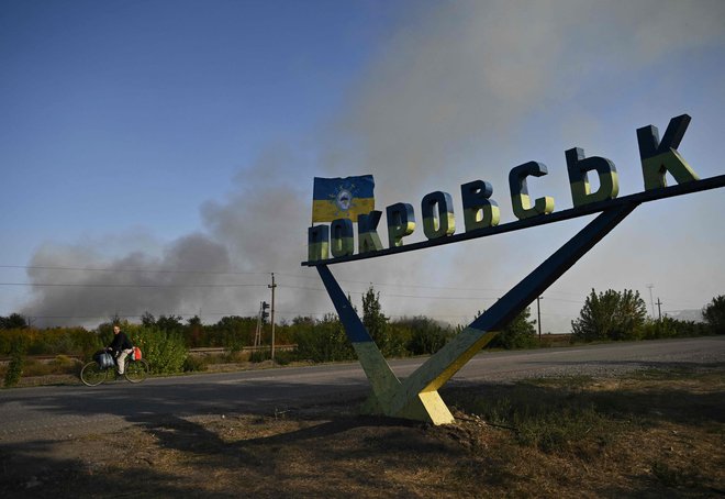 S fronte prihajajo poročila, da so ruske sile le še nekaj kilometrov oddaljene od mesta Pokrovsk v Doneški oblasti.

FOTO: Ženja Savilov/AFP