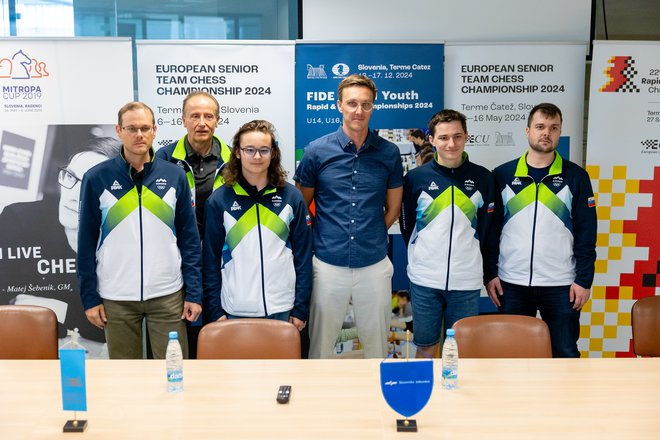 Slovenska šahovska reprezentanca (od leve): Anton Demčenko, selektor Matjaž Mikac, Matic Lavrenčič, kapetan Matej Šebenik, Jan Šubelj in Vladimir Fedosejev. FOTO: Črt Piksi