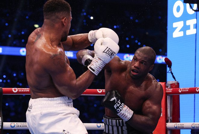 Daniel Dubois (desno) je minulo soboto s svojo izjemno močjo strl tudi odpor Anthonyja Joshue. FOTO: Adrian Dennis/AFP