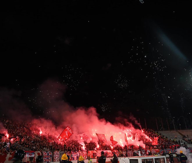 Delije so šov uprizorile tudi na tribunah. FOTO: Dragan Tešić/Crvena Zvezda