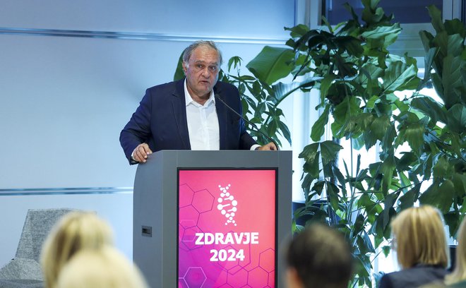 Odgovorni urednik Dela Bojan Budja je nagovoril udeležence Delove poslovne konference Zdravje 2024. FOTO: Jože Suhadolnik/Delo