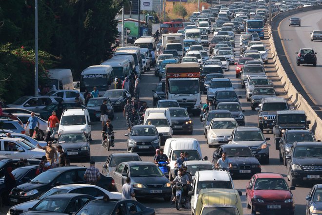 Družine so v avtomobile, kombije in na tovornjake naložile stvari, več generacij se je stiskalo v vozilih, da bi pobegnili pred nevarnostjo. FOTO: Ibrahim Amro/AFP