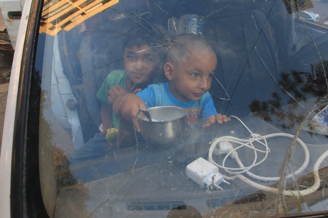 Številne družine so sredi noči pograbile najosnovnejše in zbežale, nekatere tudi med bombardiranjem. FOTO: Mahmoud Zayyat/AFP