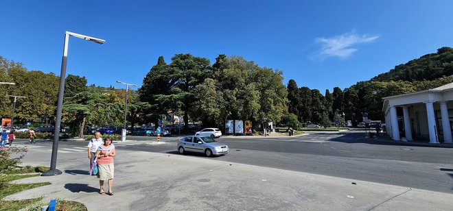 Območje avtobusne postaje Portorož in Kaštela (levo), kjer bi namesto zelenja zrasel velik objekt s šestimi etažami. FOTO: Boris Šuligoj