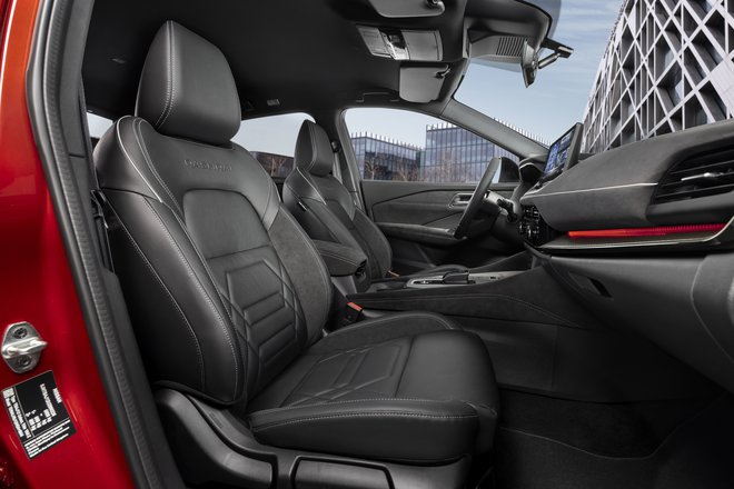 O veículo oferece um alto nível de conforto com estofamento em couro acolchoado premium. FOTO: Nissan