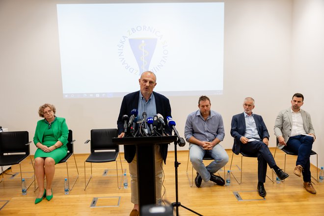 Štirinajst zdravnikov (nekateri v živo, drugi po videopovezavi ali s posnetki) je spregovorilo o tem, zakaj bodo bolniki po sprejetju novele bistveno na slabšem. FOTO: Črt Piksi