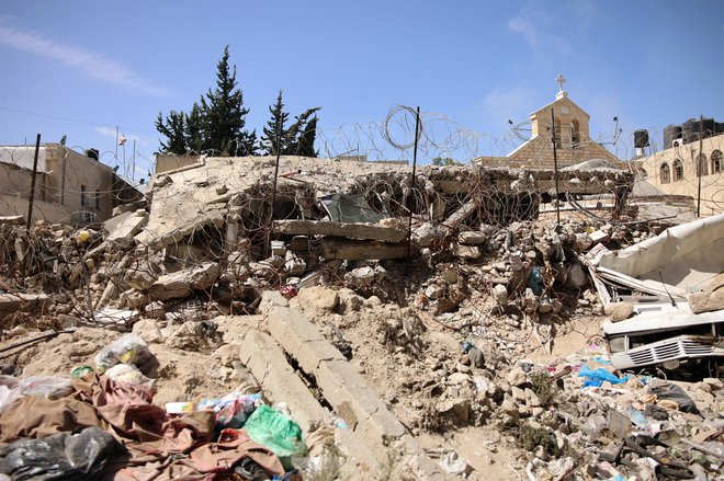 Uničena pravoslavna cerkev iz 12. stoletja v Gazi. FOTO: Omar Al-qattaa/AFP