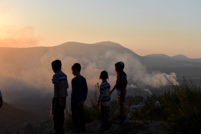 Izraelska vojska je po 5. uri zjutraj po lokalnem času izvedla več napadov na različna območja na jugu Libanona. FOTO: Gil Eliyahu/Reuters