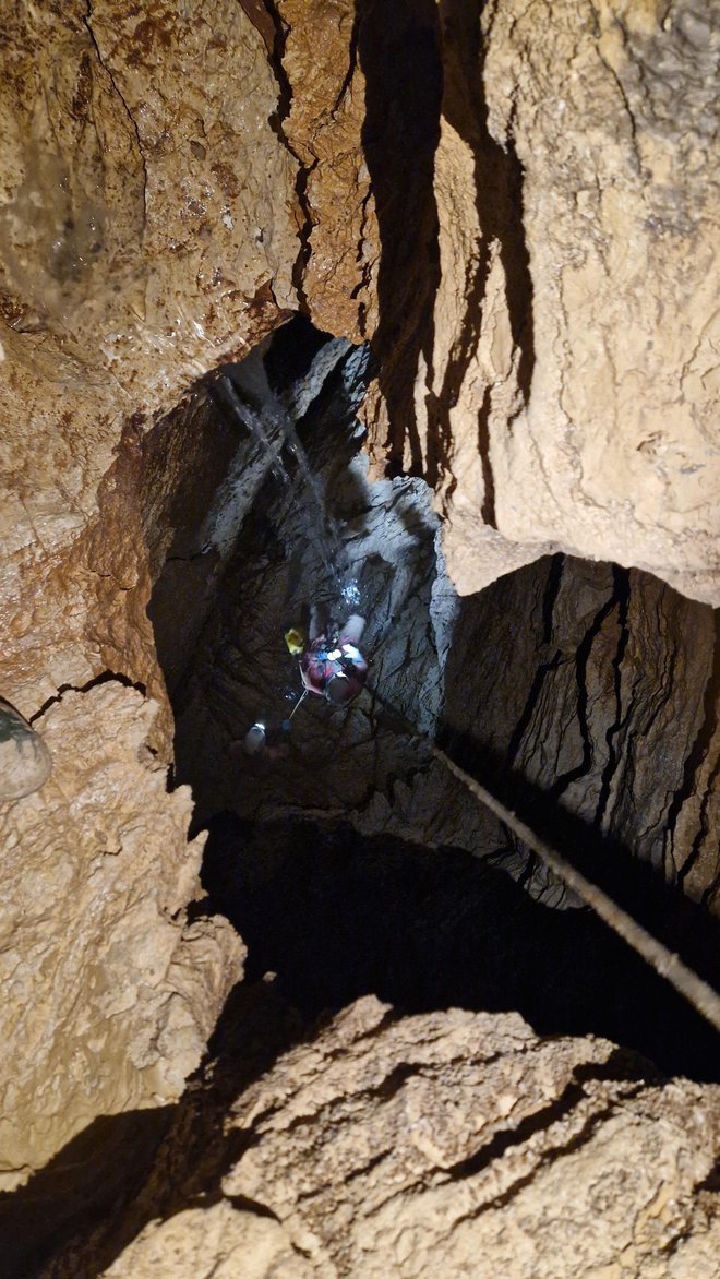 V zgornjem delu si sledijo brezna, nekatera globoka več kot sto metrov, z vmesnimi kratkimi ožjimi rovi.  FOTO: Društvo za raziskovanje jam Ljubljana