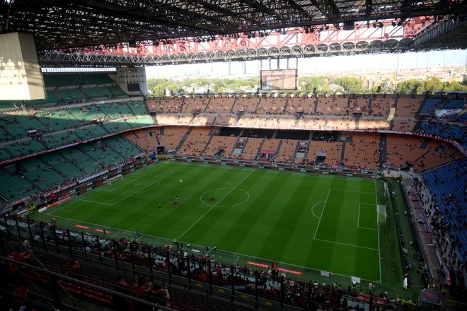 Sloviti stadion San Siro, na katerem domujeta Milan in Inter, ni več ustrezen za finalne spektakle lige prvakoiv. FOTO: Daniele Mascolo/Reuters