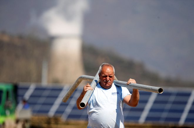 Kako naj bi bil videti zeleni prehod v Severni Makedoniji, je posebno očitno v Oslomeju blizu Kičeva. Na nekdanjem rudniku lignita je zraslo veliko polje sončnih elektrarn. FOTO: Ognen Teofilovski/Reuters