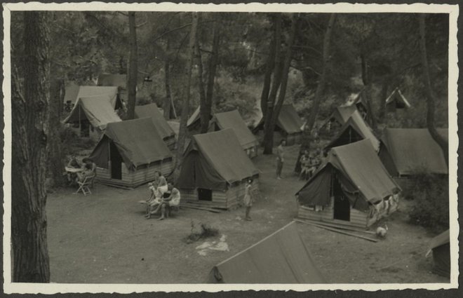 Ker naj bi bili spočiti delavci bolj učinkoviti, so jim že leta 1955 prvič omogočili brezplačno taborjenje z vso oskrbo v Poreču. FOTO: hrani Zgodovinski arhiv Ljubljana