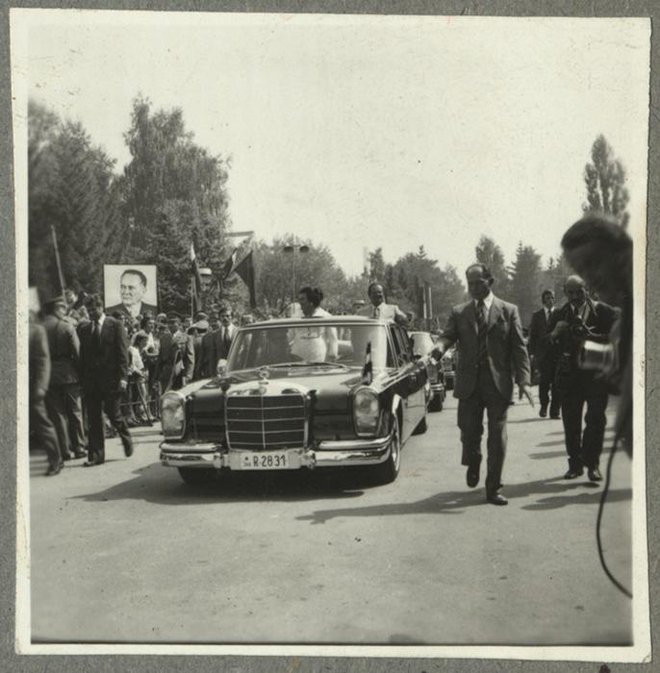 Jugoslovanski predsednik Tito se je z ženo Jovanko 5. septembra 1975, ob 25-letnici uspešnega samoupravnega delovanja, v Litostroj pripeljal z rolls-royceom. FOTO: hrani Zgodovinski arhiv Ljubljane