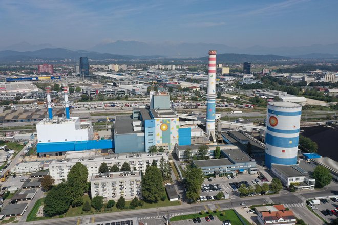 V Mostah sta nova plinsko-parna enota (na fotografiji levo) in enota TE-TOL povezani in delujeta kot skupni vir za proizvodnjo toplote in električne energije. FOTO: Energetika Ljubljana