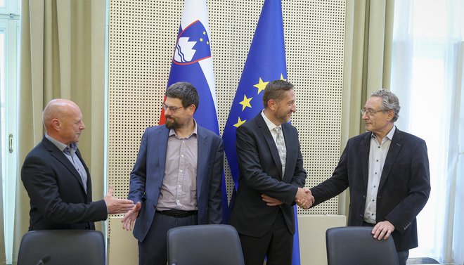 Predstavniki vlade in sindikatov javnega sektorja so našli kompromis pri vseh bistvenih vprašanjih, razen v eni točki. FOTO: Jože Suhadolnik/Delo