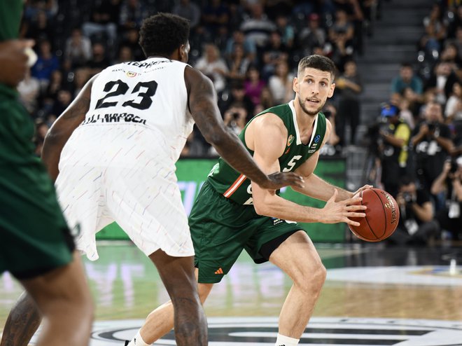 Aleksej Nikolić je v pomembnih trenutkih zadel tri trojke, v končnici je prepustil dirigentsko paličico razpoloženemu Jonesu. FOTO: Cedevita Olimpija