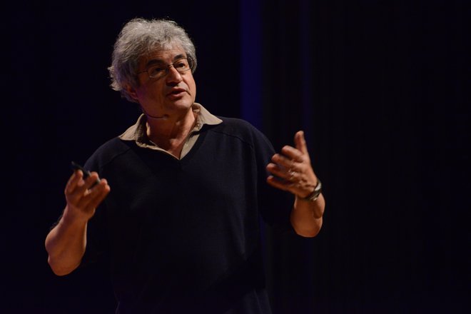 Carlo Rovelli: Hlastamo po oblasti. Ščitimo privilegije. Si polnimo žepe. Za zaslužek to in drugo! FOTO: Luiz Munhoz/Fronteiras do Pensamento