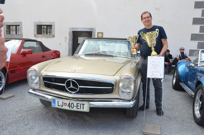 Najboljši na razstavi sploh je bil mercedes 230 SL, ki ga je z veliko truda obnovil Mitja Štrukelj. To ni edini avtomobil, ki ga je uredil.

FOTO: Gašper Boncelj