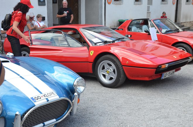 Ni manjkal legendarni ferrari, tokrat model 308 GTBi, povsem ohranjen brez restavriranja.  FOTO: Gašper Boncelj