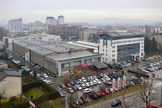 Stavbo, kjer trenutno deluje trgovina Spar, bodo porušili, prav tako bližnje skladišče, na tem zemljišču pa bodo zgradili stavbo s 150 stanovanji. Foto Voranc Vogel