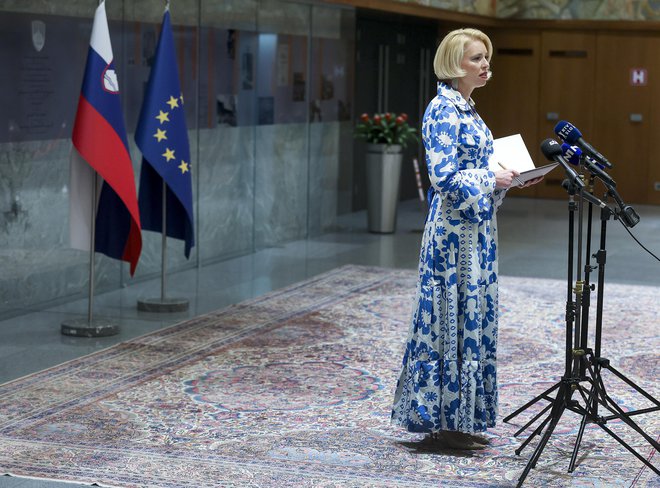 Na očitke, da gre pri predlogu sklepa o nedopustnosti razpisa referenduma v tem primeru za politično ravnanje in branjenje Gibanja Svobode, je odgovorila, da tu ne gre za politični, ampak za pravni vidik. FOTO: Jože Suhadolnik/Delo