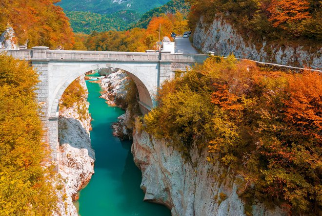 Nikjer ni industrija povzročila toliko gorja in smrti kot v Zgornji Soški dolini, ob smaragdni Soči. FOTO: Depositphotos