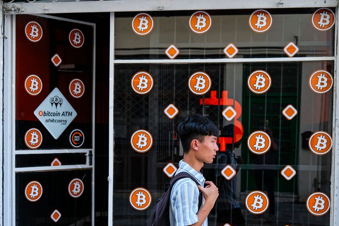 Uspešnost bitcoina odpira možnosti tudi za digitalne valute centralnih bank, kar bi lahko pocenilo mednarodni plačilni promet. FOTO: Jewel Samad/AFP