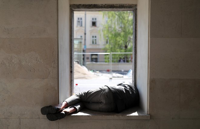 Utrujenost je lahko tako huda, da se bolnik ne more niti premikati niti hraniti, ampak ves čas brezmočno leži. (Fotografija je simbolična.) FOTO: Blaž Samec/Delo