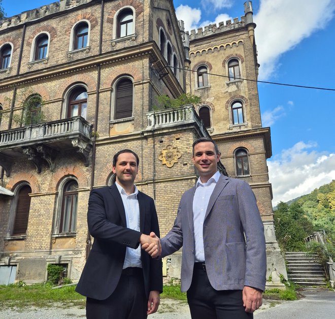 O prefeito de Hrastnik, Marko Funkl (à esquerda) e o gerente geral de Steklarna Hrastnik Matevž Fazarinc em frente à Villa de Seppi. FOTO: Município de Hrastnik