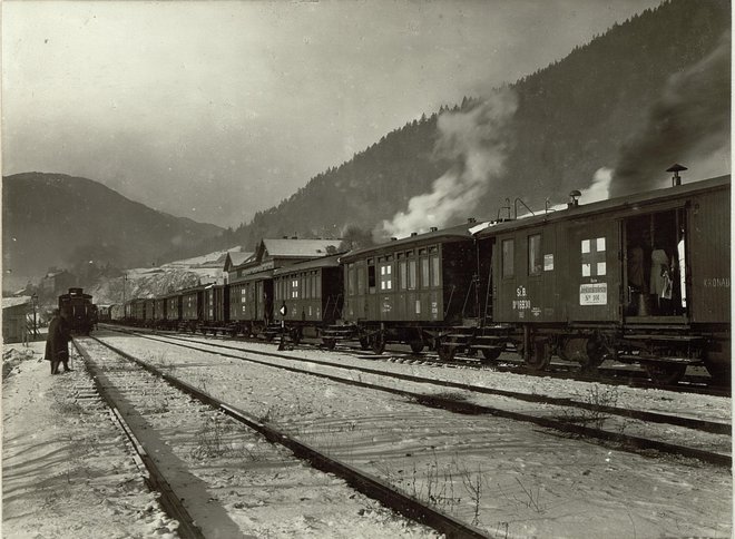 Trem ambulância na estação ferroviária de Kranjskogorje. Alimentos, armas, munições, prisioneiros de guerra e soldados foram trazidos de trem, mas principalmente os feridos e as pessoas com dolorosas experiências de guerra foram levados embora. FOTO: Europeia