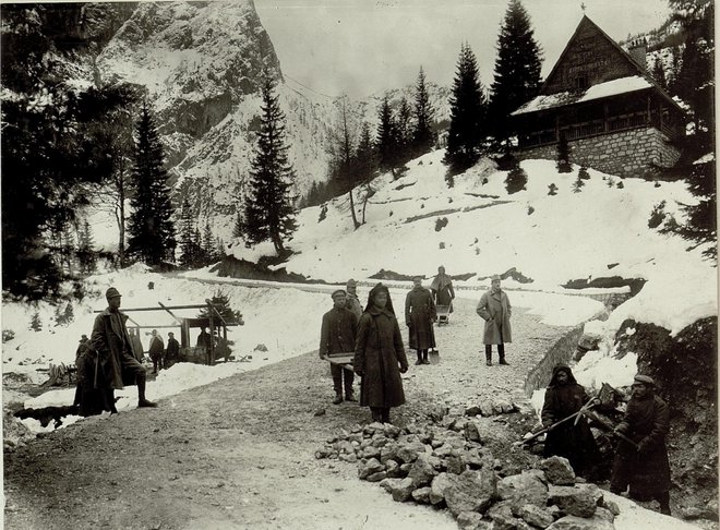 Cesta čez prelaz je bila najbolj obremenjena septembra in oktobra 1917, med pripravami na skupno avstrijsko-nemško ofenzivo. FOTO: Europeana