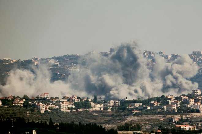 Dim nad naseljem v južnem Libanonu po izraelskem napadu. Število žrtev izraelskih napadov v Libanonu strmo narašča. FOTO: Amr Abdallah Dalsh/Reuters