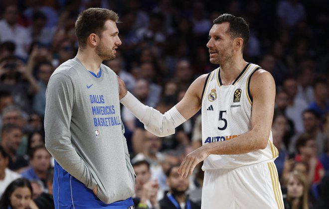 Luka Dončić in Rudy Fernandez, oba navijači Reala obožujejo. Foto Juan Medina/Reuters