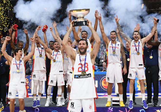 Rudy Fernandez se je s soigralci takole veselil zmage na eurobasketu 2022. Foto Annegret Hilse/Reuters