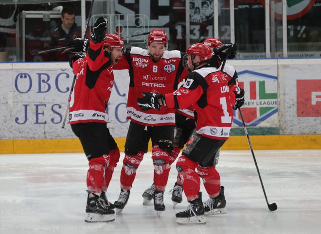 Kaj bi se zgodilo, če bi se hokejisti iz železarne, predno bi odšli v vojno v Bosni, menili o tem, ali naj gredo prej še na derbi med Jesenicami in Olimpijo? FOTO: Dejan Javornik