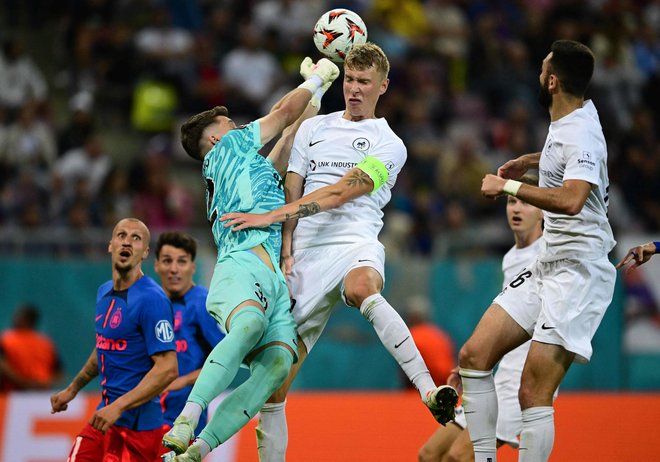 Žiga Lipušček (na sredini) je dosegel edini gol za RFS. FOTO: Daniel Mihailescu/AFP