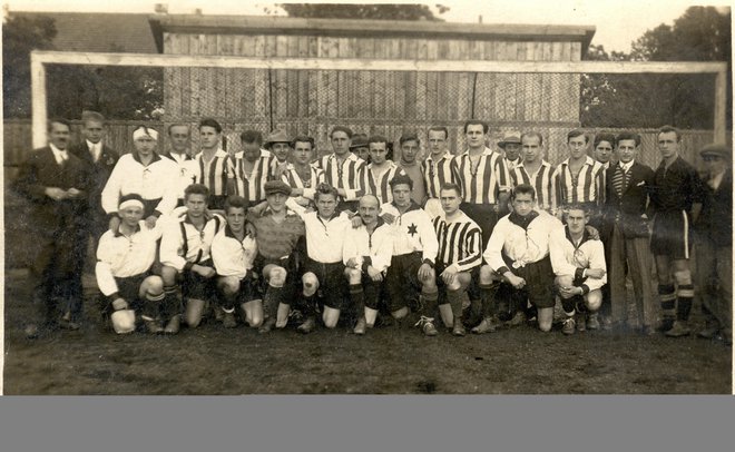 Skupinska fotografija po tekmi s Čakovečkim Sport klubom: Mura, ki je bila odigrana 14. oktobra 1928. Nogometaši Mure so v belih dresih. FOTO: arhiv Jožeta Nemca