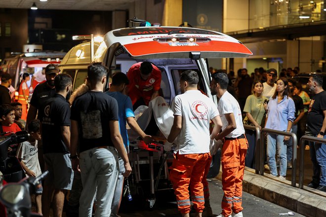 Bolnišnice v Bejrutu so sredi prejšnjega tedna napolnile pohabljene žrtve izraelskih napadov s pozivniki in voki-tokiji. FOTO: Mohamed Azakir/Reuters