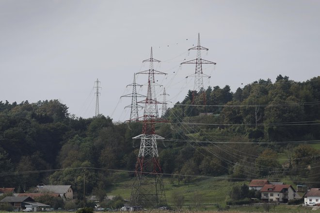 Prihodnjih potreb po električni energiji ni mogoče pokriti zgolj s sončnimi elektrarnami in hidroelektrarnami, pravi stroka. FOTO: Leon Vidic/Delo