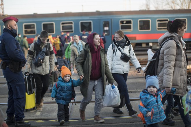 Slovenija je doslej dodelila status začasne zaščite približno 11.000 državljanom Ukrajine, ni pa znano, koliko jih je zdaj tukaj. FOTO: Jure Eržen/Delo