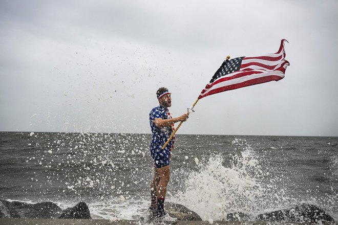 Ameriška nacionalna meteorološka služba svari, da bi regijo lahko prizadele poplave, kakršnih ni bilo že več kot sto let. FOTO: Chandan Khanna/AFP