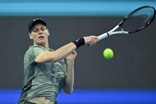 Jannik Sinner je v lanskem finalu turnirja v Pekingu ugnal Danila Medvedjeva. FOTO: Adek Berry/AFP