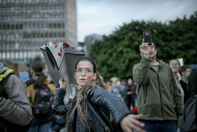 Kot pravi Delov fotograf Blaž Samec, vrhunska protestna fotografija ne le dokumentira dogodek, ampak tudi prenaša sporočilo, čustva in kontekst protestnega dogajanja. FOTO: Blaž Samec