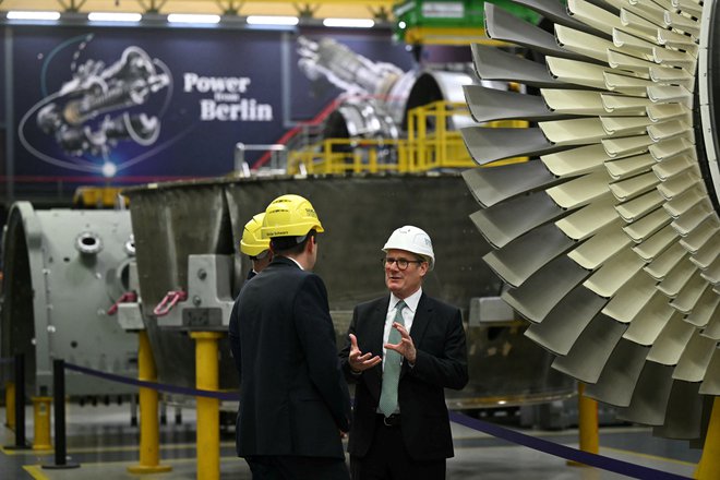 Izdelki in sistemi za zeleni prehod so močna stran podjetja Siemens Energy. Avgusta je eno od njegovih tovarn obiskal tudi britanski premier Keir Starmer. FOTO: Justin Tallis/Reuters