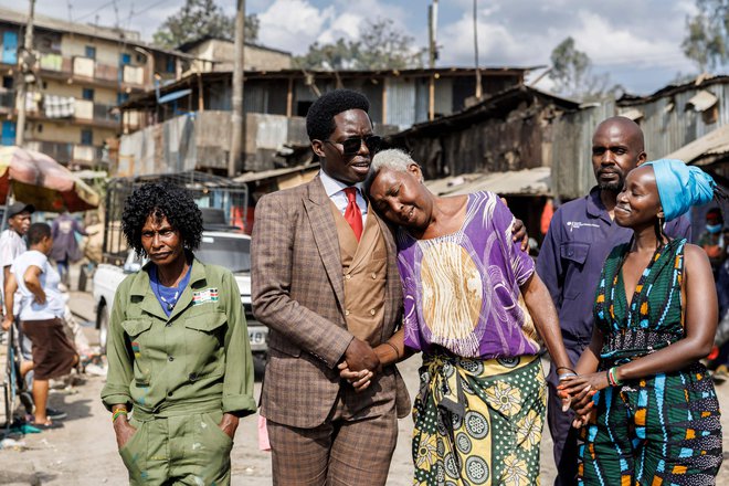 Wanjiru Wanjira, aktivistka in ustanoviteljica Centra za socialno pravičnost Mathare, in njen kolega Kasmuel McOure, glasbenik, ki je postal aktivist, tolažita starejšo prebivalko, katere dom je bil porušen med rušenjem delov sluma Mathare, ki ga je sponzorirala kenijska vlada. Zaradi rušenja je po hudih poplavah več sto ljudi ostalo brez zatočišča. V Nairobiju kot prostovoljca poučujeta prebivalce tega revnega geta. Po množičnih protestih proti režimu predsednika Williama Ruta zaradi predlaganih visokih davkov, ki jih spremlja korupcija, se vse več posameznikov odpravlja na ulice, da bi opozorili na neuspehe vlade pri izpolnjevanju volilnih obljub in omejevanju državljanskih svoboščin, zlasti govora, zbiranja, tiska in peticij. Foto: Tony Karumba/Afp