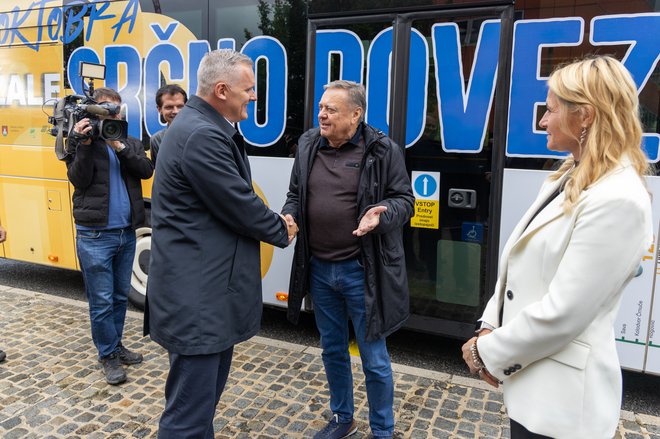 Na testno vožnjo z mestnim avtobusom do Domžal so se danes peljali okoljski minister Bojan Kumer, ljubljanski župan Zoran Janković in domžalska županja Renata Kosec. FOTO: Voranc Vogel/Delo