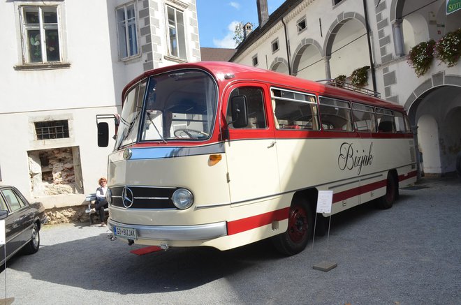 Še en mercedes, tokrat avtobus iz šestdesetih let prejšnjega stoletja. Foto Gašper Boncelj