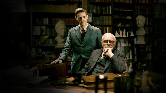 Matthew Goode kot C. S. Lewis in Anthony Hopkins kot Sigmund Freud. Foto HBO